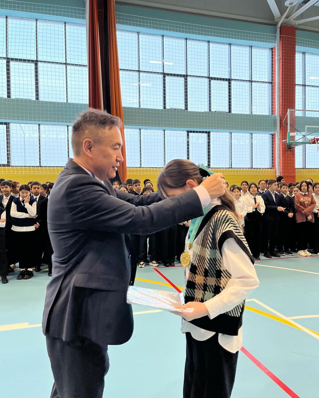 06.12.2022 Бүгін мектебімізде дарынды, өнерлі, спорттан жүлдегер оқушыларымызды ресми марапаттау лездемесі өтті.