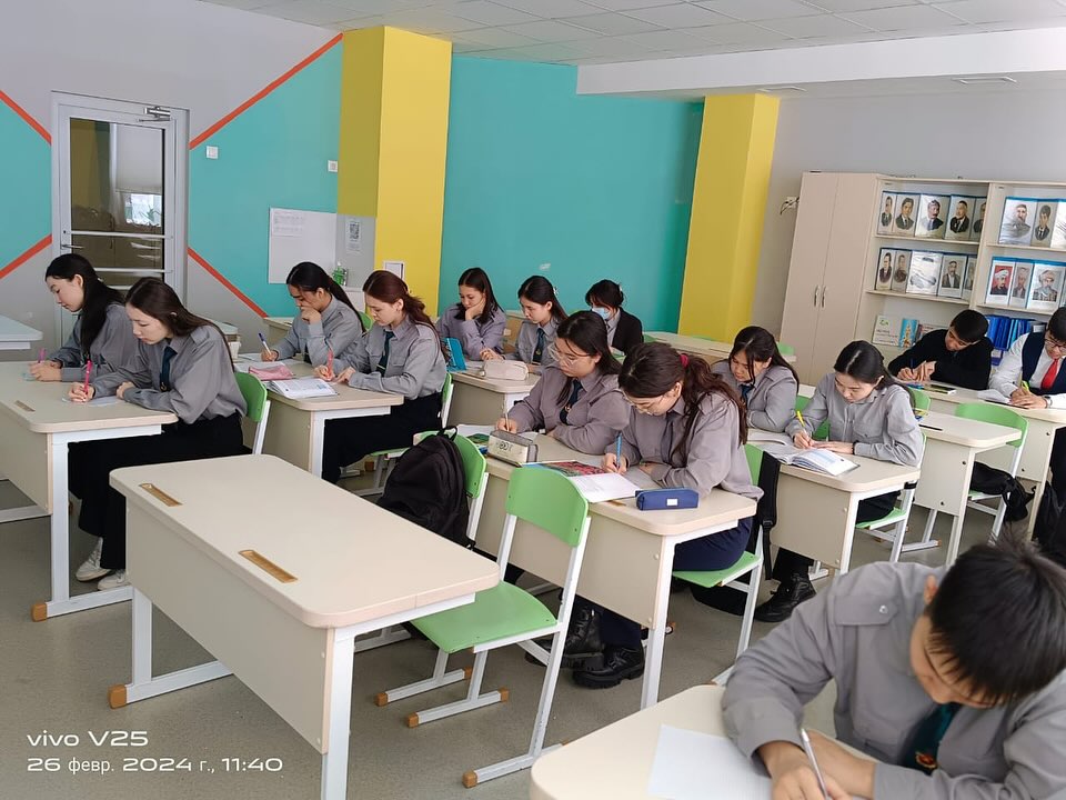 Бүгін 10 сынып оқушылары “Қазақ еліне мың алғыс” атты эссе жазды.